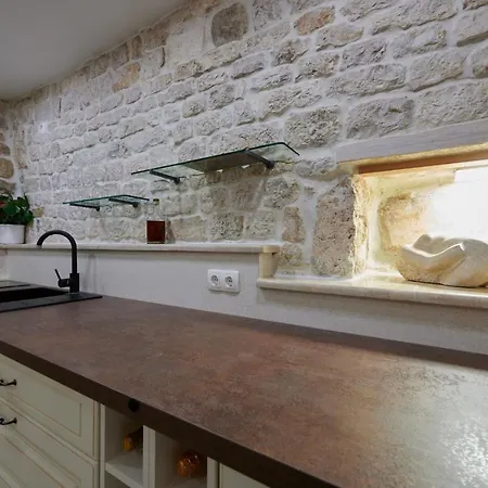 Kudelik - Stone Story Couette-café Trogir